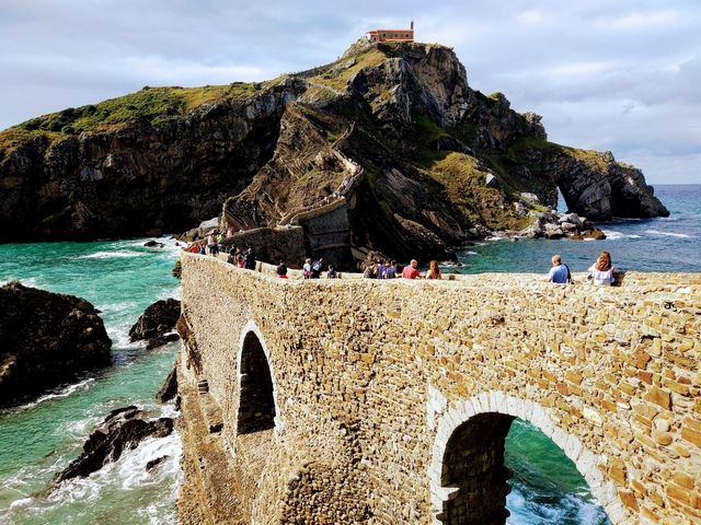 San Juan de Gaztelugatxe spain game of throne walking