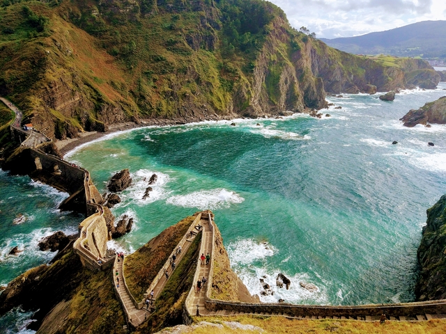 San Juan de Gaztelugatxe spain game of throne walking 