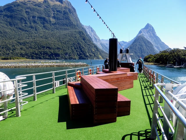 Milford Sound from Te Anau Cheap milford sound cruise