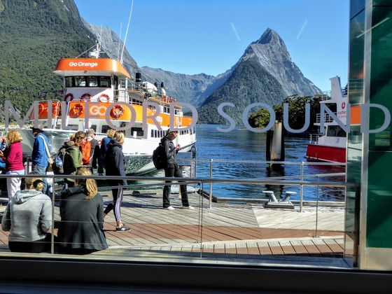 Milford Sound from Te Anau Cheap milford sound cruise