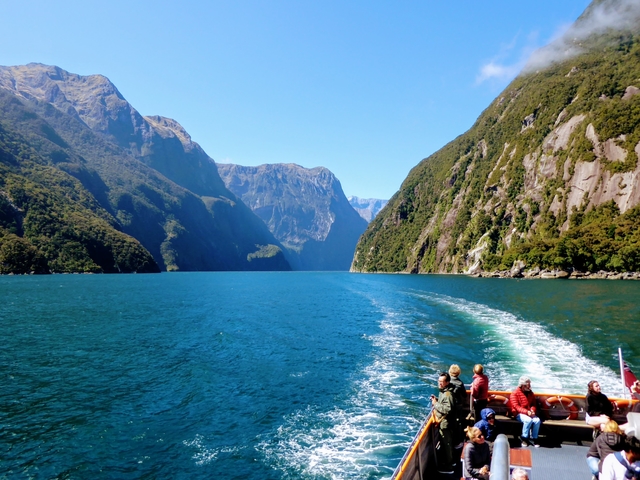 Milford Sound from Te Anau Cheap milford sound cruise