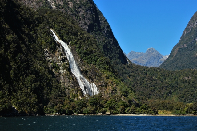 Milford Sound from Te Anau Cheap milford sound cruise